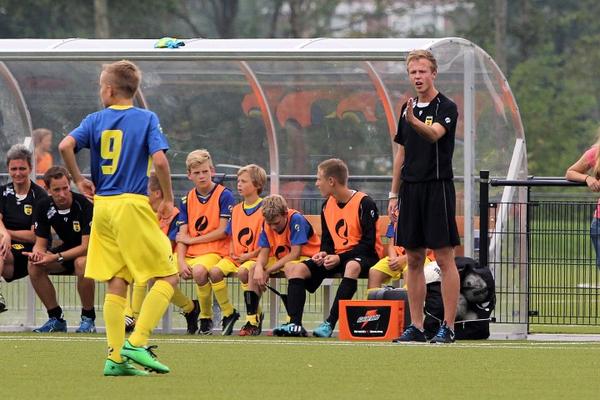 MartindeJong68's tweet photo. Cambuur trainer @ElwinVanKeulen aan het coachen tijdens de wedstrijd van @SCCambuurLwd D1 @fcjeugd http://t.co/D116dBNwKg