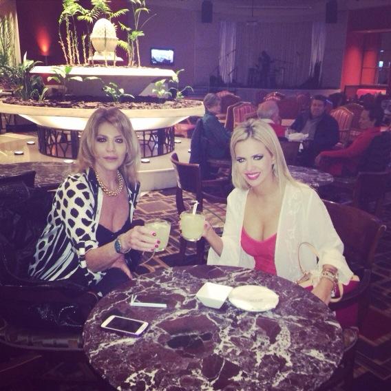 Tomando Caipis antes de show de Gal Costa con @Anyventura1 @conradpde http://t.co/5OhEEEitmm