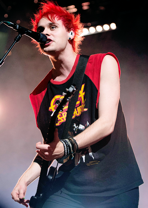 5SOS_Pref's tweet image. RT If you're a Michael girl :)