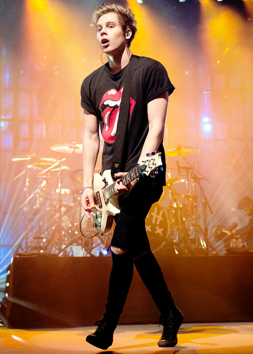 5SOS_Pref's tweet image. RT If you're a Luke girl :)