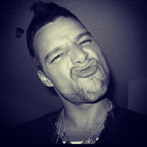 jpus_br's tweet photo. @ricky_martin #BoricuaKiss #funyface LOL #lindo ;) http://t.co/5j22jK2acU