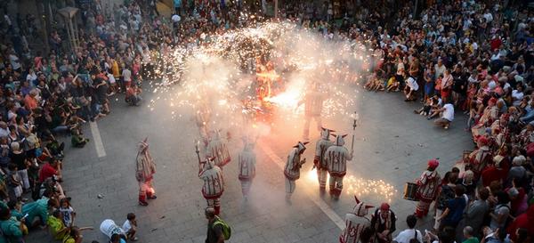 iSabadellcat's tweet photo. El @BallDiablesSBD fa els seus #Versots més crítics a la #FestaMajorSBD. Més: http://t.co/XgdOubOsru  http://t.co/jeNYSotbwG