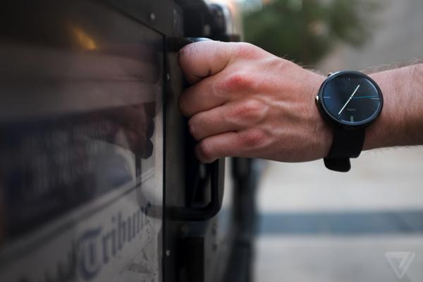 verge's tweet image. The Moto 360 is just the beginning. Our review theverge.com/e/5872988