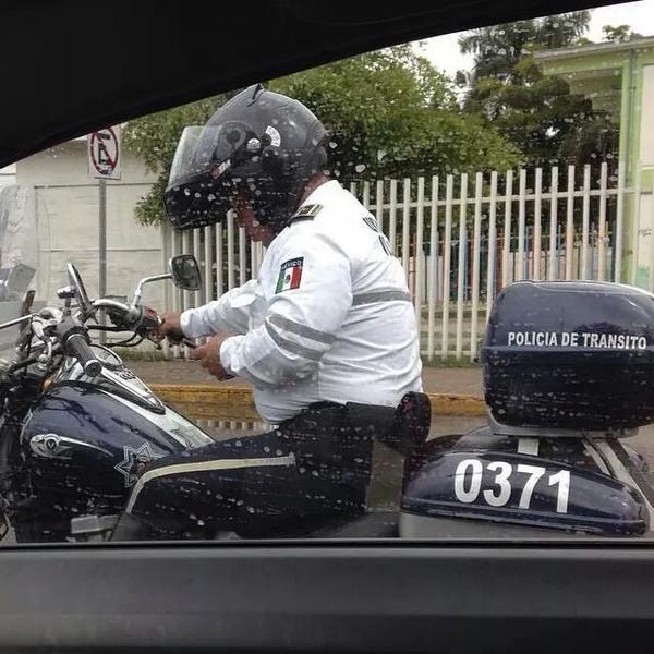 IsaacBernalM's tweet photo. @CarlosLoret En Culiacán los tránsitos nos ponen el ejemplo... http://t.co/H6r1MlTPrZ