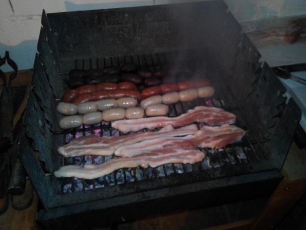 Chary_Vp's tweet photo. "@EleazarFernand1: Noche de barbacoa!! @Chary_Vp @peluluiss @fatima_amores8 @_maacarena_ http://t.co/ojdtmoBMjM"
