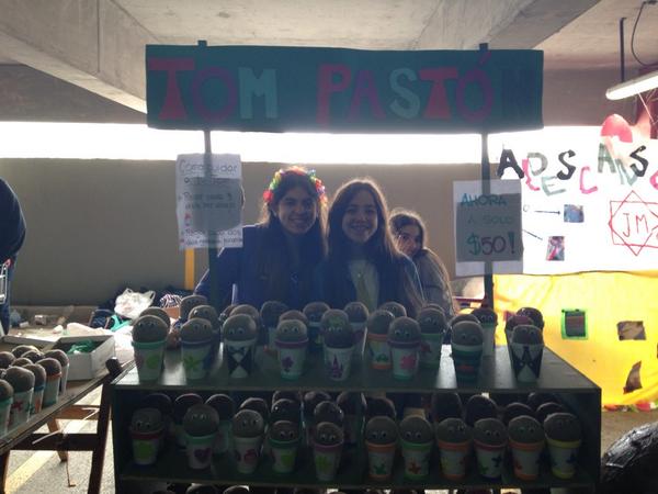 TomPaston's tweet photo. Hoy las chicas prontas para vender! http://t.co/M3FkL8XfbW