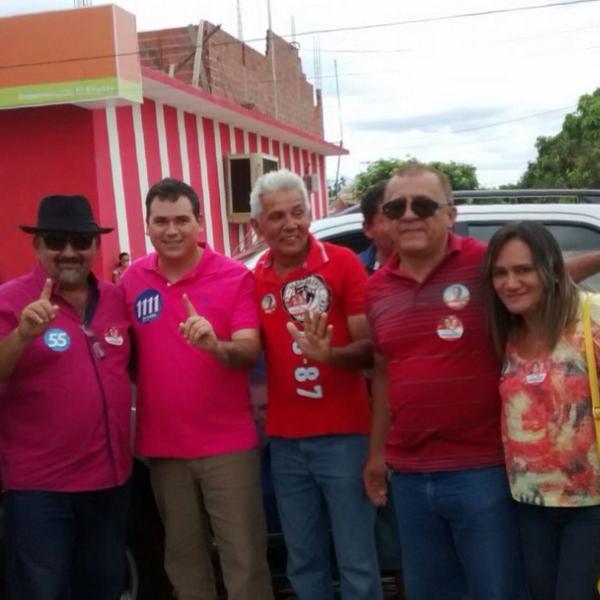 BetoRosado's tweet photo. Aqui com os amigos da cidade de Felipe Guerra.
#MeuFederalÉBetinho
#Vote1111 http://t.co/ZJGpYdwXKW
