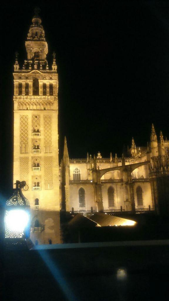 ElMunidor's tweet photo. La Musa por la que suspira Híspalis #Sevillahoy #TDSActualidad #TDSCofrade http://t.co/gr1XsBoRb8
