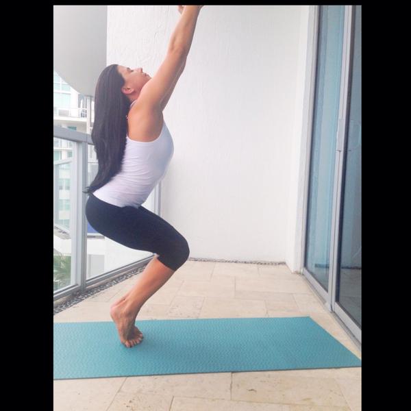 Kiss_Krys's tweet image. #BalanceBasics #Utkatasana / #ChairPose @beachyogagirl @kinoyoga @laurasykora #yoga #fitness