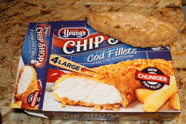 PurringSmokey's tweet photo. I had fish for tea but was disappointed in size of the fish. What do yo think? Does it look large and chunky #wlf http://t.co/ehSdZOx8s5