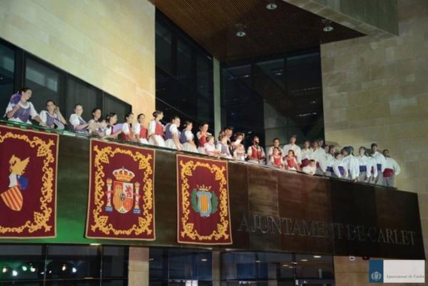 mangeles_crespo's tweet photo. El balcó de l'Ajuntament engalanat per a l'ocasió. Prego 2014 #festescarlet @FestersCarlet20 http://t.co/KUqEjM1hkS