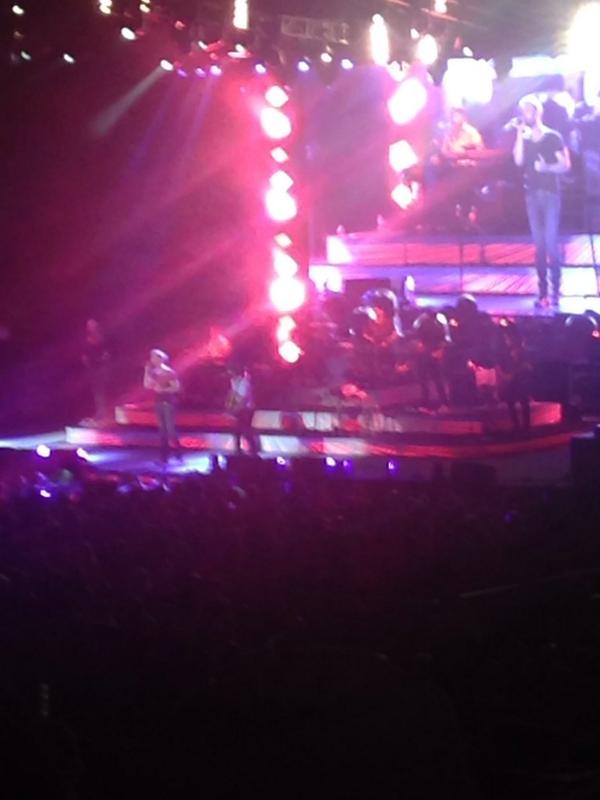 addimae44's tweet photo. At the lady antebellum concert #amazing http://t.co/gTpjeRVjlP