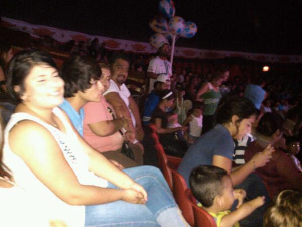 charfer13's tweet photo. Aki viendo morritas en el circo http://t.co/5RSV6ddjJH