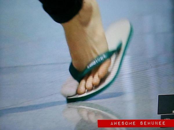 dowoonlysm's tweet photo. sehun eta sendal dipapake sampe koriya? meni kacida :--------( http://t.co/gXxUFQe34S