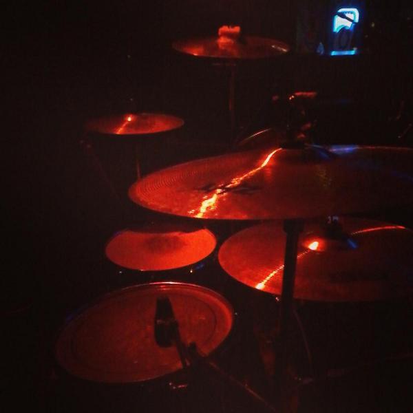 Brkln_Rock's tweet photo. El set de platos de @JulianCis que uso en el show de anoche en The wall!  levanto el piso ya en la prueba de sonido.! http://t.co/iSPWHw8Hw2