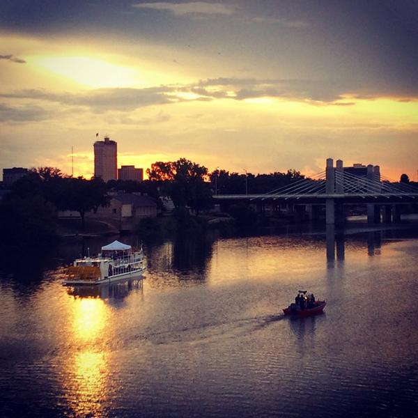 WacoVisioning's tweet photo. It's a beautiful night in #wacotown! #SicEm #wacovision #brazos http://t.co/nFVKfBeyOy