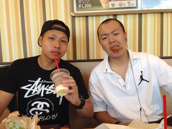 nozarasiw's tweet photo. ずや、松倉とロッテリアなう
なまら、ずやポテト落としてた笑 http://t.co/HJnz2GzPot