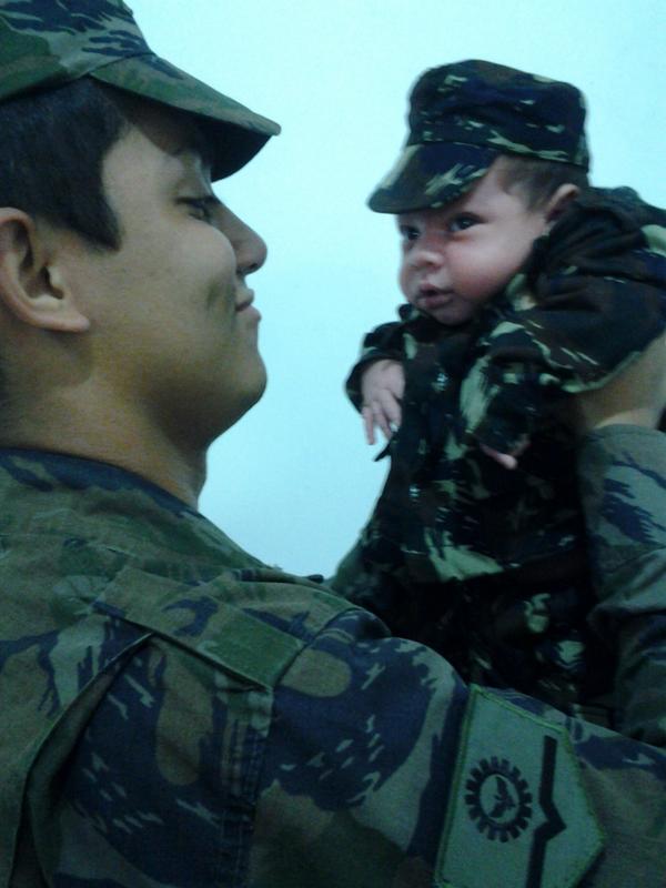 amanha 07 de setembro maike vai esta presente junto com seu papai idaliel! muito lindo vestido de militar
