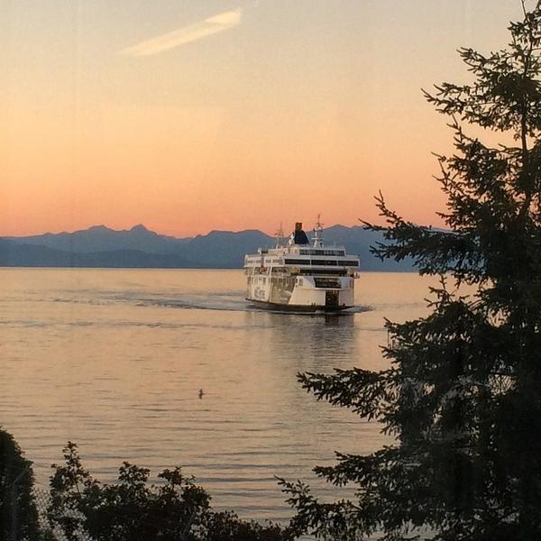 RyanMorganCLC's tweet photo. The view on this island never gets old.... #Oceans #Mountains #Sunsets #NoFilter #Nanaimo #FerryWaiting #twitter http://t.co/gQJgujpDd1