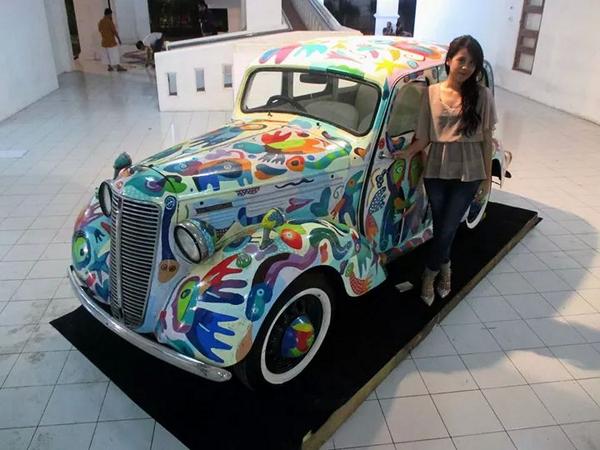 Mau foto narsis ama mbake eh mobil ini? Silahkan dtg ke TBY, lg ada pameran lukis, gratis kok masuknya