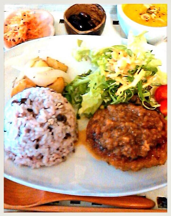 【日曜日限定ハンバーグ定食】柔らかくてジューシーなハンバーグ&amp;手作りソース、お野菜もたっぷり乗ってバランスよく食べられますよ♪早々に売り切れてしまうこともあるのでお早めにどうぞ(^-^)/