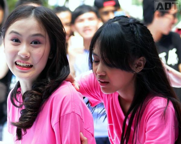 Atha_DT's tweet photo. @C_MichelleJKT48 dan @S_SiscaJKT48 games at dahsyat http://t.co/wFCO34vdno