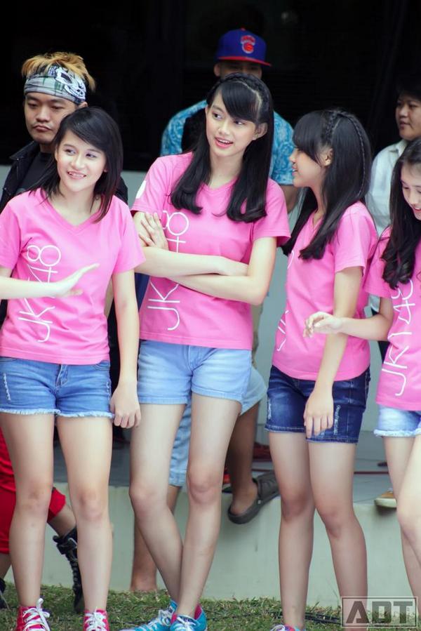 Atha_DT's tweet photo. @M_GraceJKT48 @M_DesyJKT48 @S_SiscaJKT48 games at dahsyat  // Cc @FansGen3JKT48  @3rdGenJKT48_ http://t.co/FCYeoH17mn