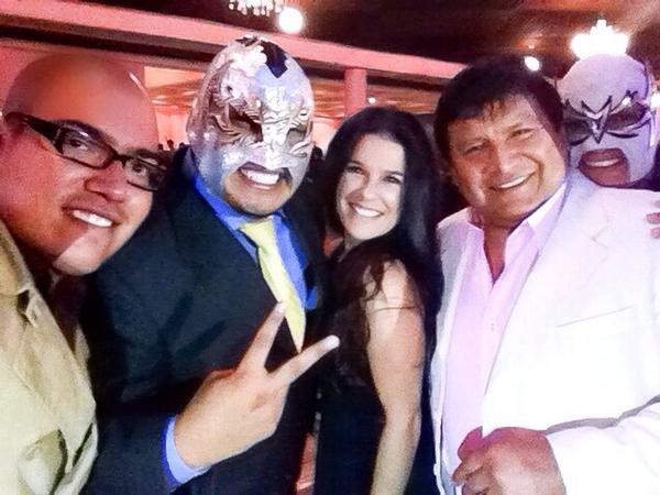 RayEscorza's tweet photo. Que gran noche con las historias de @marthadebayle y mi papa @VillanoQuinto #FuckUpFest http://t.co/CgBBmbADXc