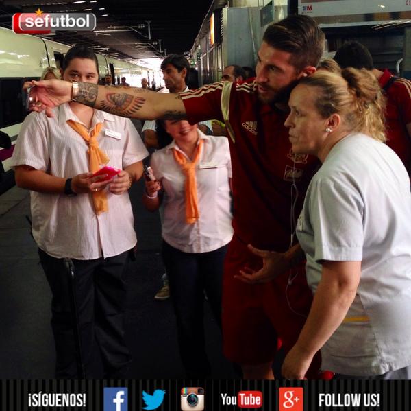SEFutbol's tweet photo. FOTO | La @SeFutbol sale hacia Valencia. #MantenemosLaPasion con gente como esta aficionada. Juntos, ¡a por la Euro! http://t.co/OhowgSuNF9