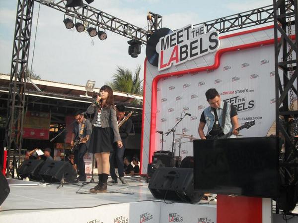 Sore ini yang tampil banyak vokalisnya cewek. Termasuk Mo Xanx, juri bilang masih perlu latihan. #MTLAuditionBJM