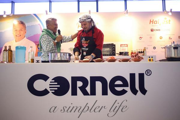 ohtweet's tweet photo. Live Update: Aksi masakan Chef Wan dan Chef Ammar yang menjadi salah satu tarikan pengunjung di #HalFest2014. http://t.co/xMQvGp1Ex4