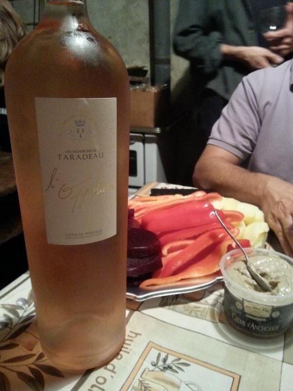 hannekeharkema's tweet photo. Serata degustazione #vini #lesVigneronsdeTaradeau e #anchoiade #aubecfin, mmmmmmm! http://t.co/W5pQ37b6RP