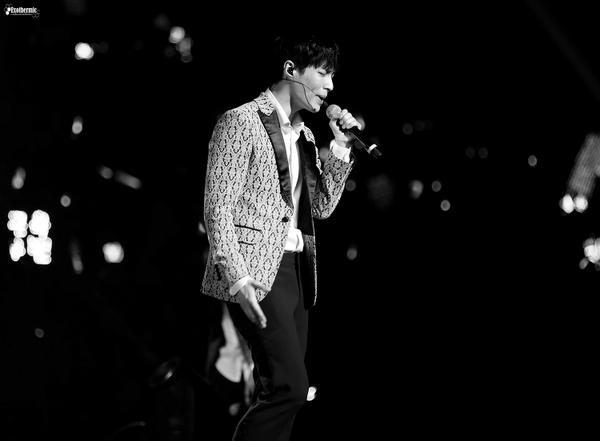 Exothermic12's tweet photo. 140830 THE LOST PLANET IN GUANGZHOU #EXO #엑소 #LAY #레이 #YiXing Don't edit the pictures&amp;upload to Tumblr. thx. http://t.co/TbMM8lGY3s
