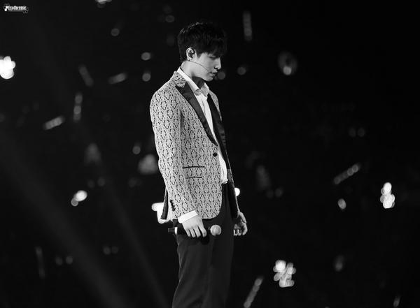 Exothermic12's tweet photo. 140830 THE LOST PLANET IN GUANGZHOU #EXO #엑소 #LAY #레이 #YiXing Don't edit the pictures&amp;upload to Tumblr. thx. http://t.co/TbMM8lGY3s