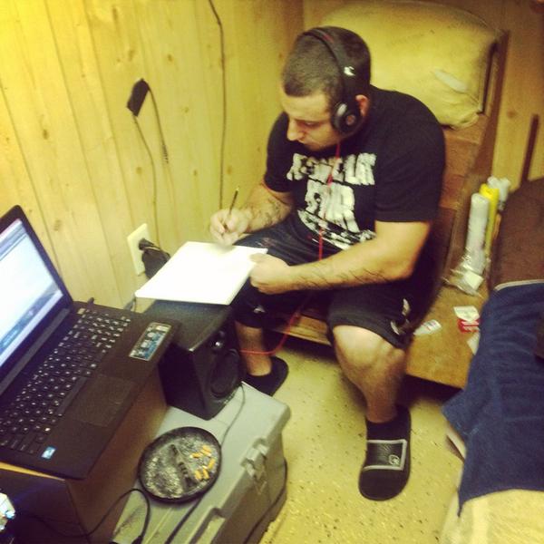 GreyJediMindset's tweet photo. Puttin in yo work wit @CTCOffical ... Go follow him.. He doin big things! #BatcaveProductions http://t.co/CawVP6pGBO