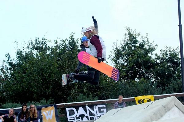 RaeFordPhoto's tweet photo. #farmersjam big air competition was awesome.. @norfolkski @KyleWiseUK @jamienichollsuk @Snowfit http://t.co/Rj0NZddd6V