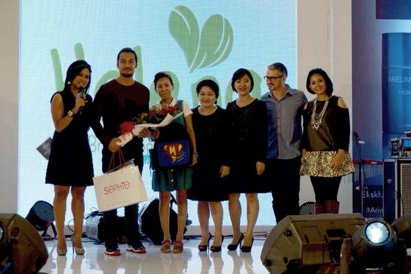 Sophie_Paris's tweet photo. Dan @cjerikho829 datang juga untuk Lelang Hasil #DesainTasku Sophieholic! http://t.co/pvemYjdZgE