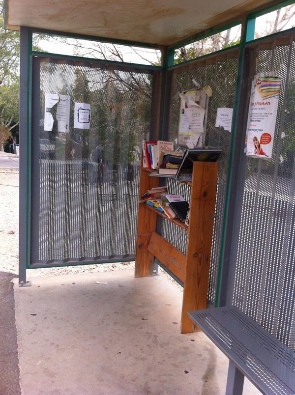 pastelcoh's tweet image. Un abribus bibliothèque #Kfar &amp;lt;3 Israël