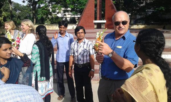 snehalsoneji's tweet photo. @Mark_Goldring1 talking to #Pollisree staff about @oxfamgb @OxfaminBD work in #Bangladesh http://t.co/hVHELwkpSF