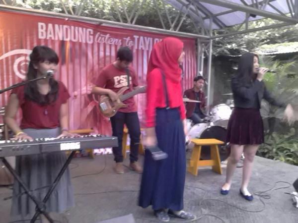 RED by <a href="/glasseel_/">Glass Eel</a> gila abis, everbodys jump!