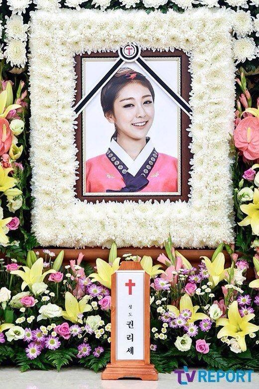 OhMoney947's tweet photo. นี่สิ..คือเพื่อนกันจนวันตาย..ทำไมฉันร้องไห้ 😭😭😭😭 #RIPRise #RIPEunB #PrayForLadiesCodes http://t.co/98gsuIWBtc