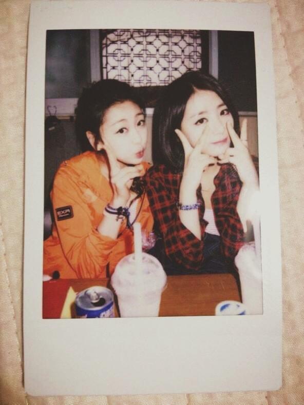 blackandbands's tweet photo. Sahabat tuh gini, janji saling jaga, saling support, gak ninggalin. 1 pergi, 1nya juga ikut pergi. #RIPRiSe #RIPEunB http://t.co/Pz0yI9EZ2i