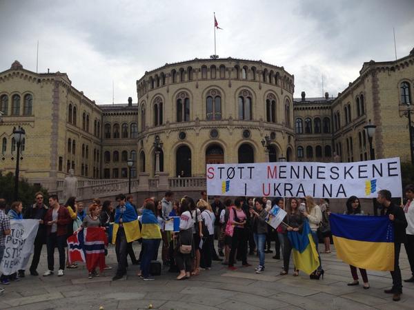 Ukrainians demonstrate against #RussiainvadedUkraine in front of Norwegian parliament in Oslo. 07.09.2014