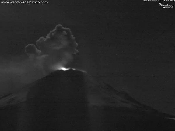 Popocatepetl_MX's tweet image. “@SkyAlertMx: explosión en el Popocatépetl a las 3:15h, fragmentos incandescentes hacia el sureste del cráter. http://t.co/x8OFxqxkXy”