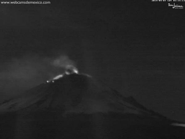 Popocatepetl_MX's tweet image. “@SkyAlertMx: explosión en el Popocatépetl a las 3:15h, fragmentos incandescentes hacia el sureste del cráter. http://t.co/x8OFxqxkXy”