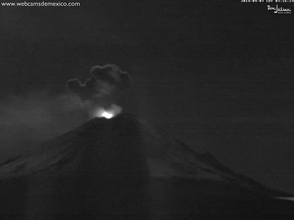 Popocatepetl_MX's tweet image. “@SkyAlertMx: explosión en el Popocatépetl a las 3:15h, fragmentos incandescentes hacia el sureste del cráter. http://t.co/x8OFxqxkXy”