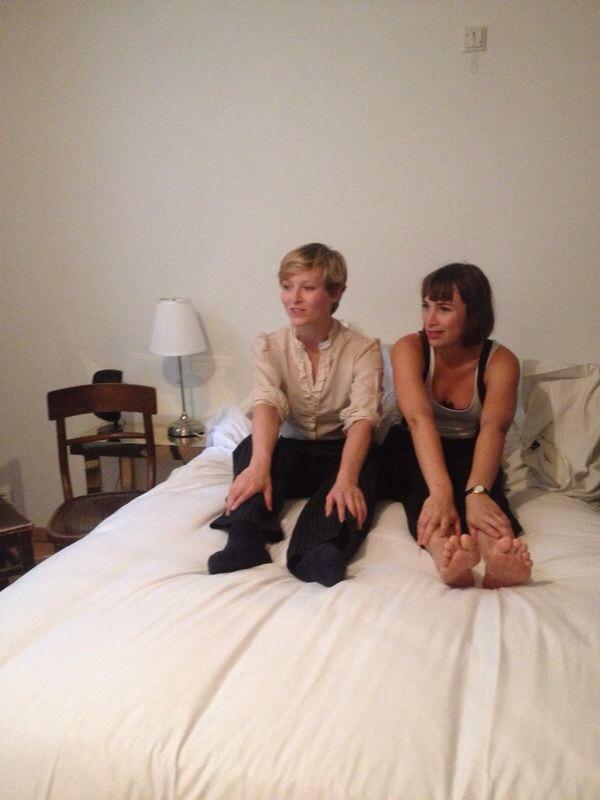 <a href="/CatSmits/">Cat Smits</a> en <a href="/puckvdijk/">Puck van Dijk</a> zitten er klaar voor! #premiere vanavond in Lloyd Hotel tijdens <a href="/FringeAmsterdam/">Fringe Amsterdam</a>! #MH