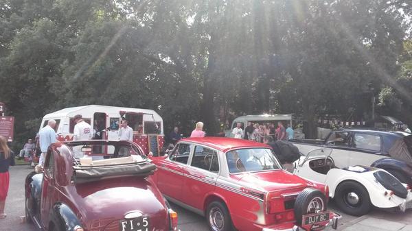 Frobishers's tweet photo. @MarkTLB @thecocktailvan when Bertie met Norman #classic #cars http://t.co/sEp1Pag0Nh