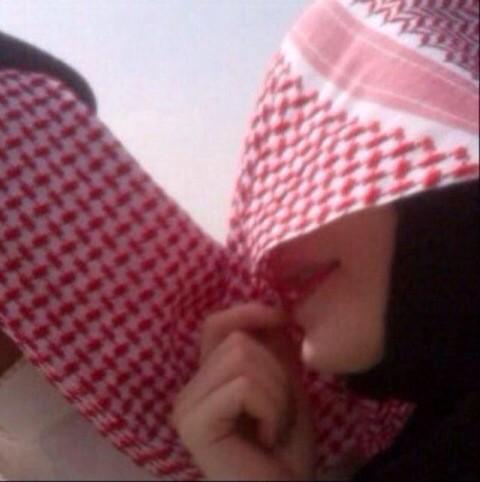 “يقطع .. سنين العشق .. يا درب الأشواق
ياليت .. بيدي شي .. و أقدر أسويه””