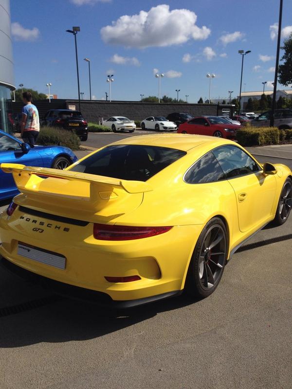 GJ_Sanders's tweet image. Car shopping...#trackdayfun